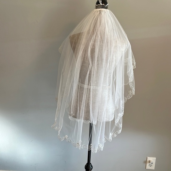 David’s bridal white wedding dress never used size 9. Comes with veil and belt - Picture 9 of 16